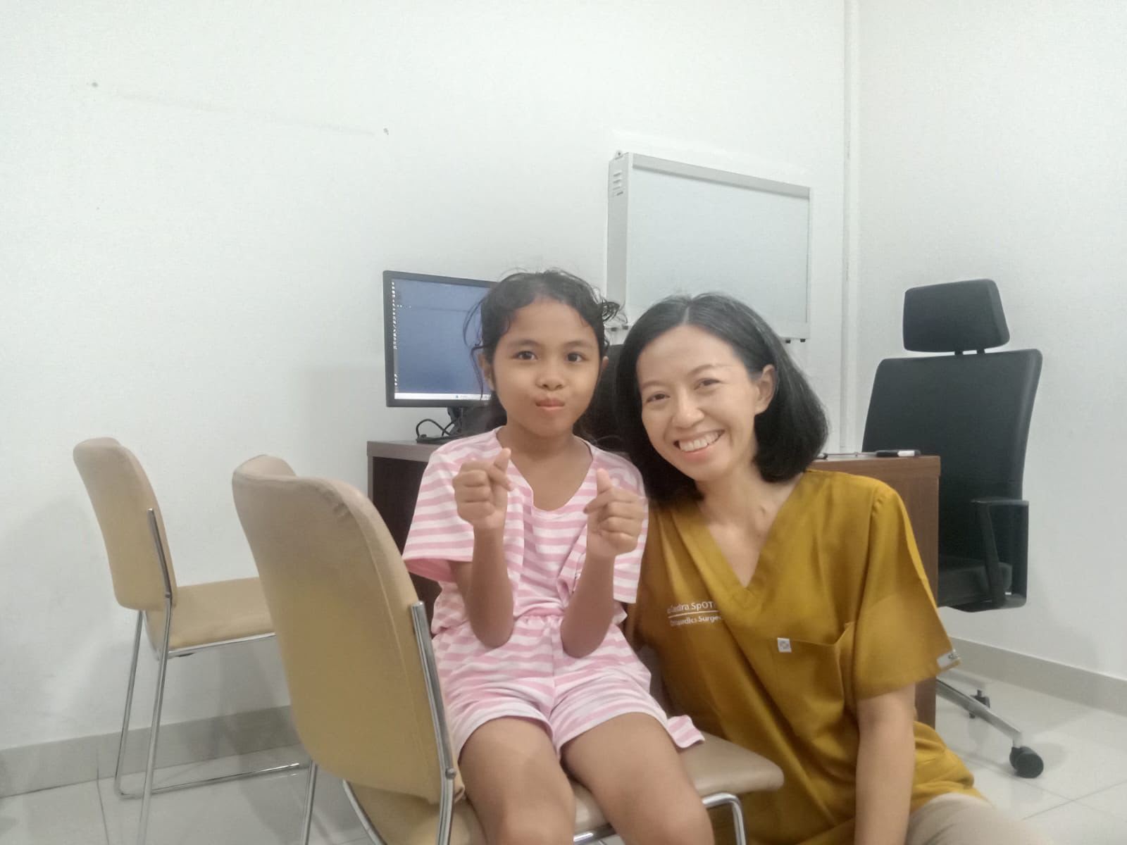 BOX orthopaedic surgeon smiling with a young patient after consultation