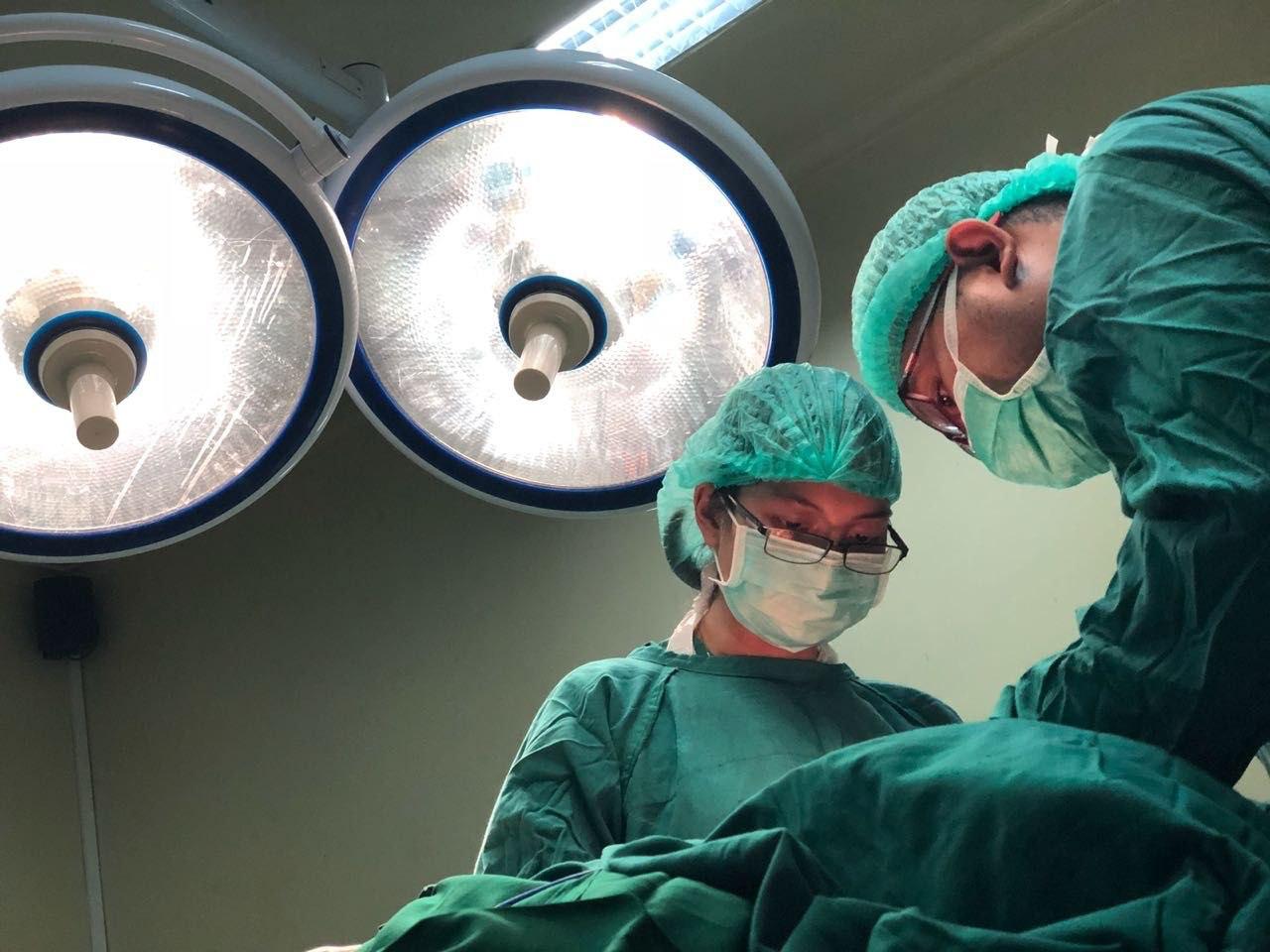 BOX orthopaedic surgeons operating under theatre lights